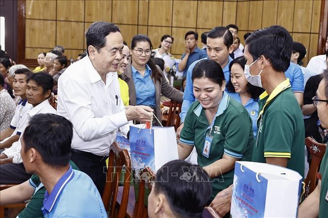 Chủ tịch Quốc hội tặng quà Tết cho hộ nghèo, công nhân có hoàn cảnh khó khăn tỉnh Trà Vinh