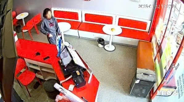 Bé trai bị bỏ lại quán kem Mixue 