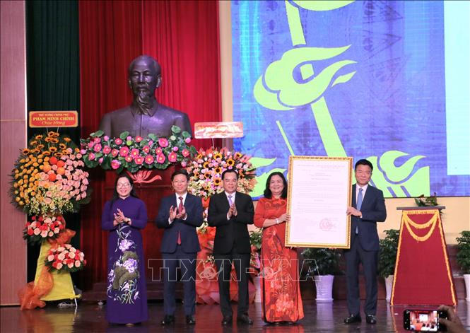 Phó Thủ tướng Lê Thành Long trao Quyết định công nhận Ngày truyền thống tỉnh Bến Tre