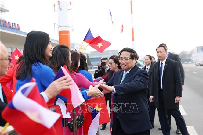 Thủ tướng Phạm Minh Chính tới thủ đô Praha, bắt đầu thăm chính thức CH Séc