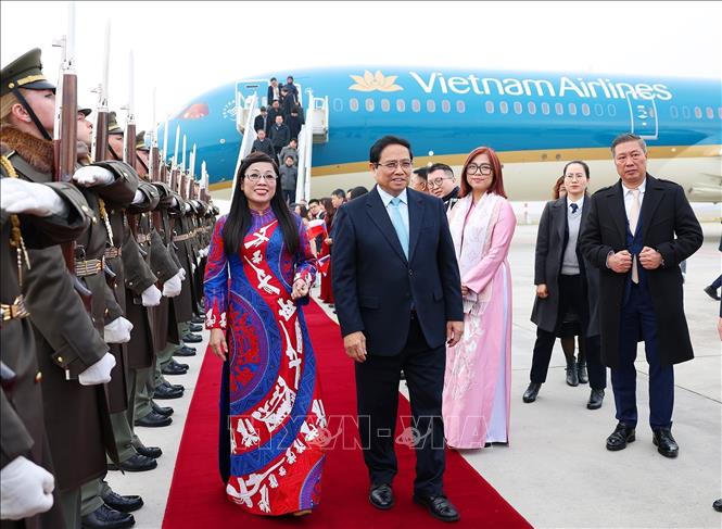 Thủ tướng Phạm Minh Chính tới thủ đô Praha, bắt đầu thăm chính thức CH Séc