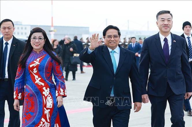 Thủ tướng Phạm Minh Chính tới thủ đô Praha, bắt đầu thăm chính thức CH Séc