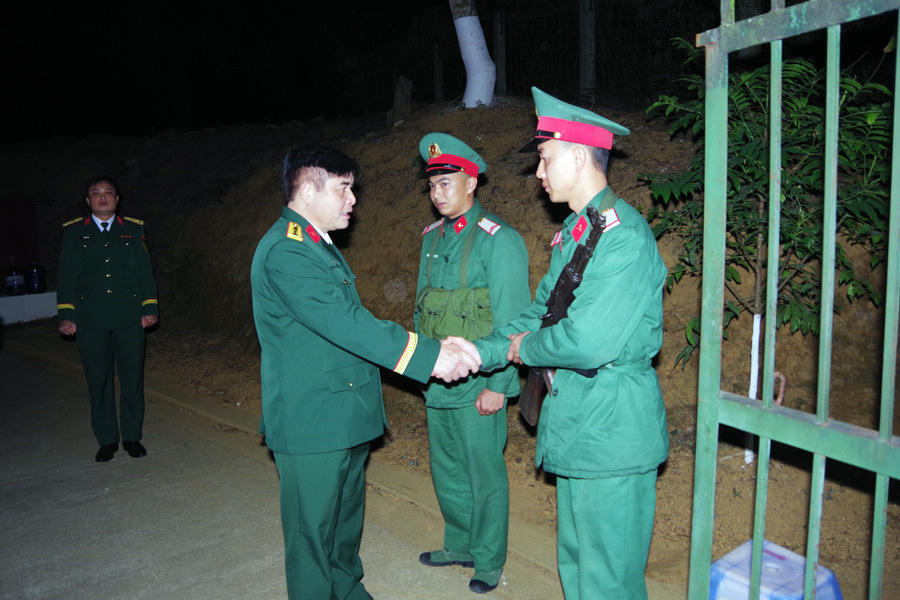 Xúc động hình ảnh những người lính canh giấc ngủ Bác Hồ ngày Tết