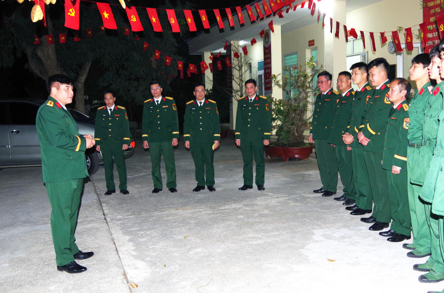 Xúc động hình ảnh những người lính canh giấc ngủ Bác Hồ ngày Tết