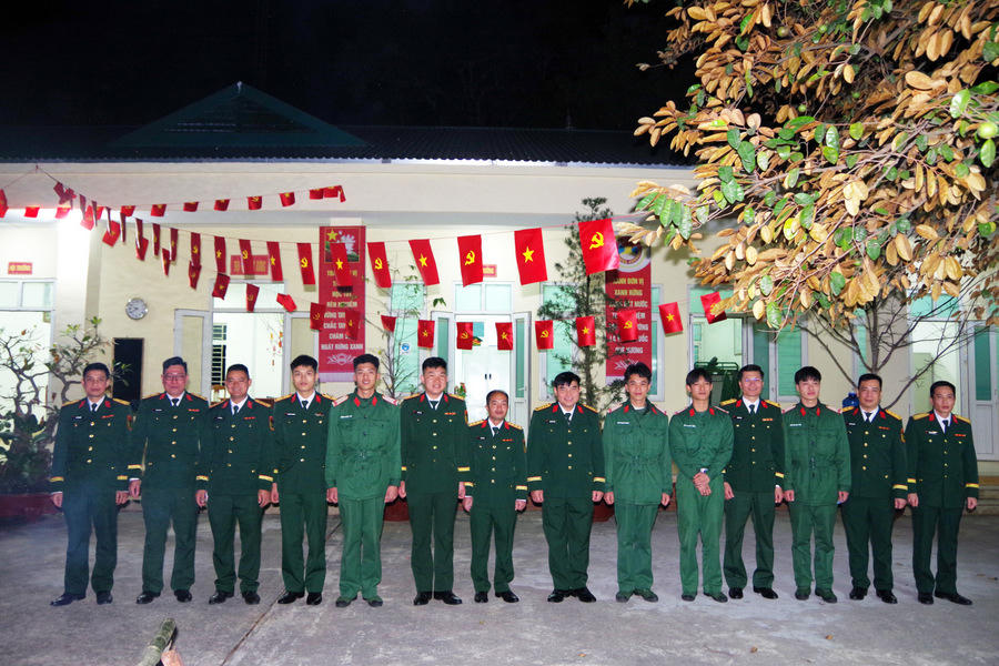 Xúc động hình ảnh những người lính canh giấc ngủ Bác Hồ ngày Tết