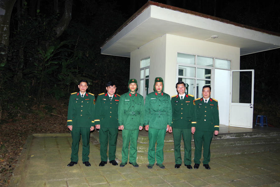 Xúc động hình ảnh những người lính canh giấc ngủ Bác Hồ ngày Tết