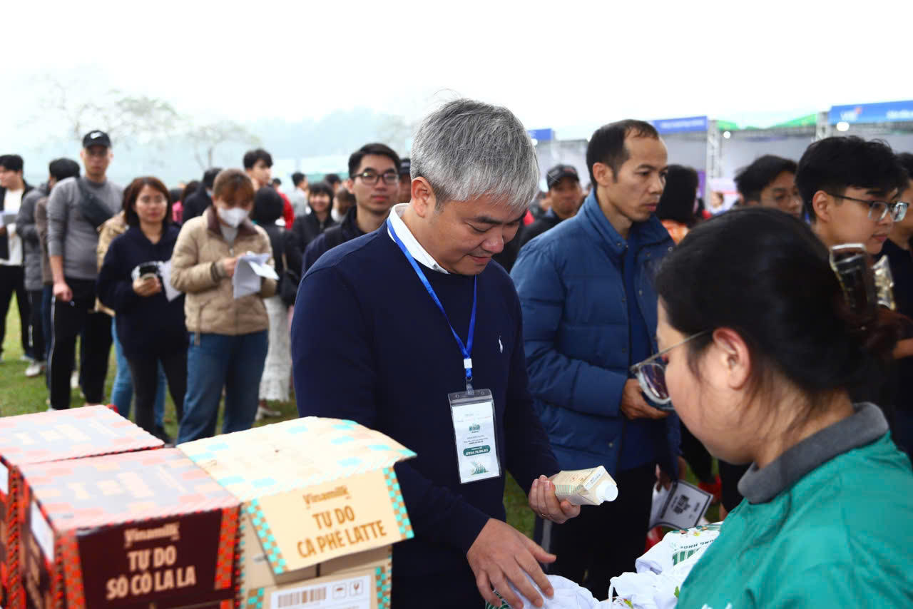 Hàng trăm y, bác sĩ lan tỏa tinh thần rèn luyện sức khỏe tại giải chạy ‘Run with me - Cộng đồng khỏe’