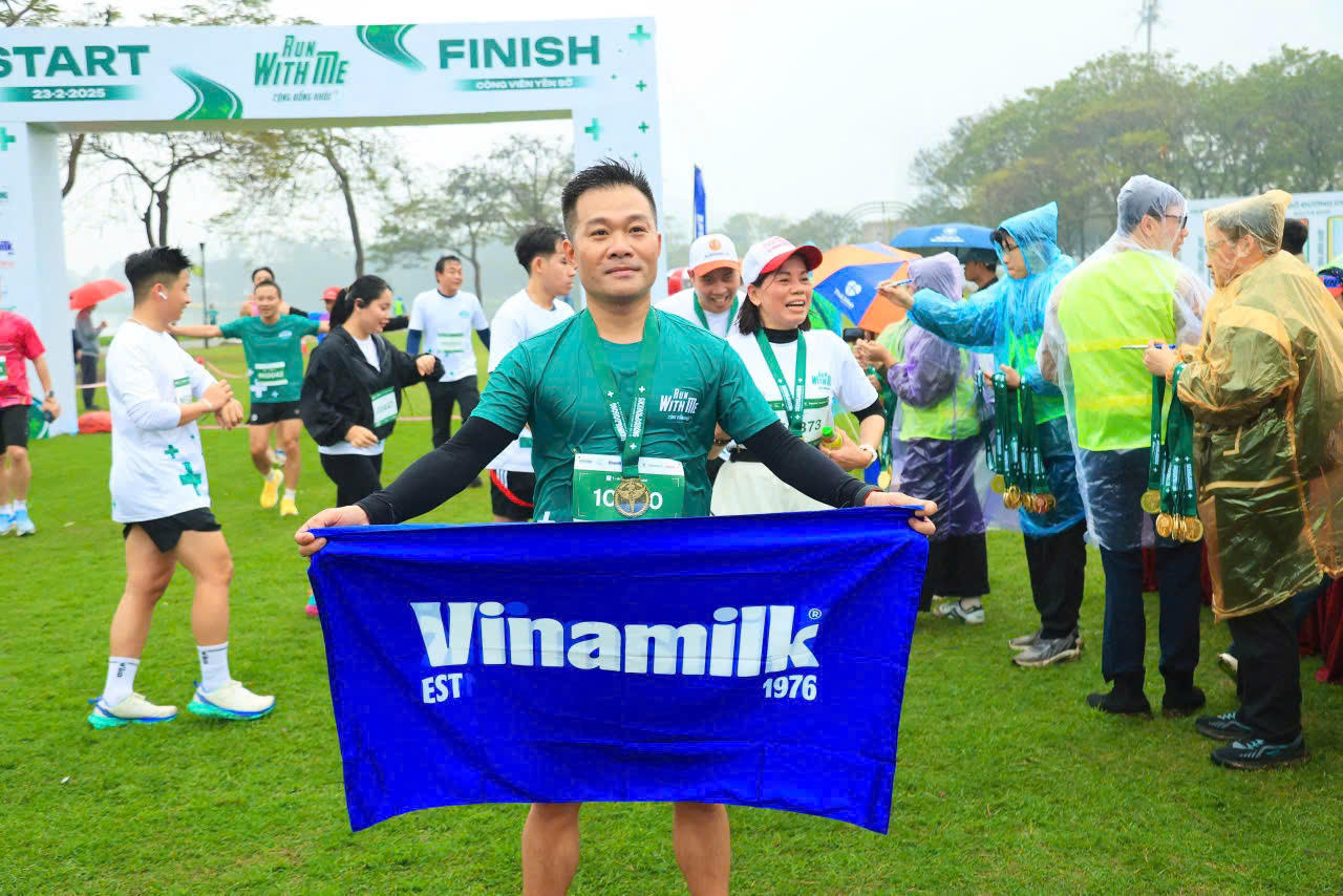 Hàng trăm y, bác sĩ lan tỏa tinh thần rèn luyện sức khỏe tại giải chạy ‘Run with me - Cộng đồng khỏe’