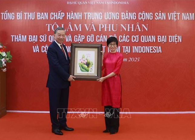 Tổng Bí thư thăm Đại sứ quán, gặp gỡ cán bộ các cơ quan đại diện và cộng đồng người Việt Nam tại Indonesia