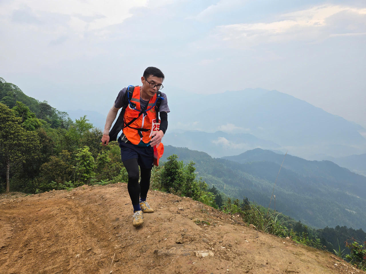 Người đầu tiên 'cán đích' 'Bước chân trên mây' lần II - chinh phục đỉnh Tà Xùa 