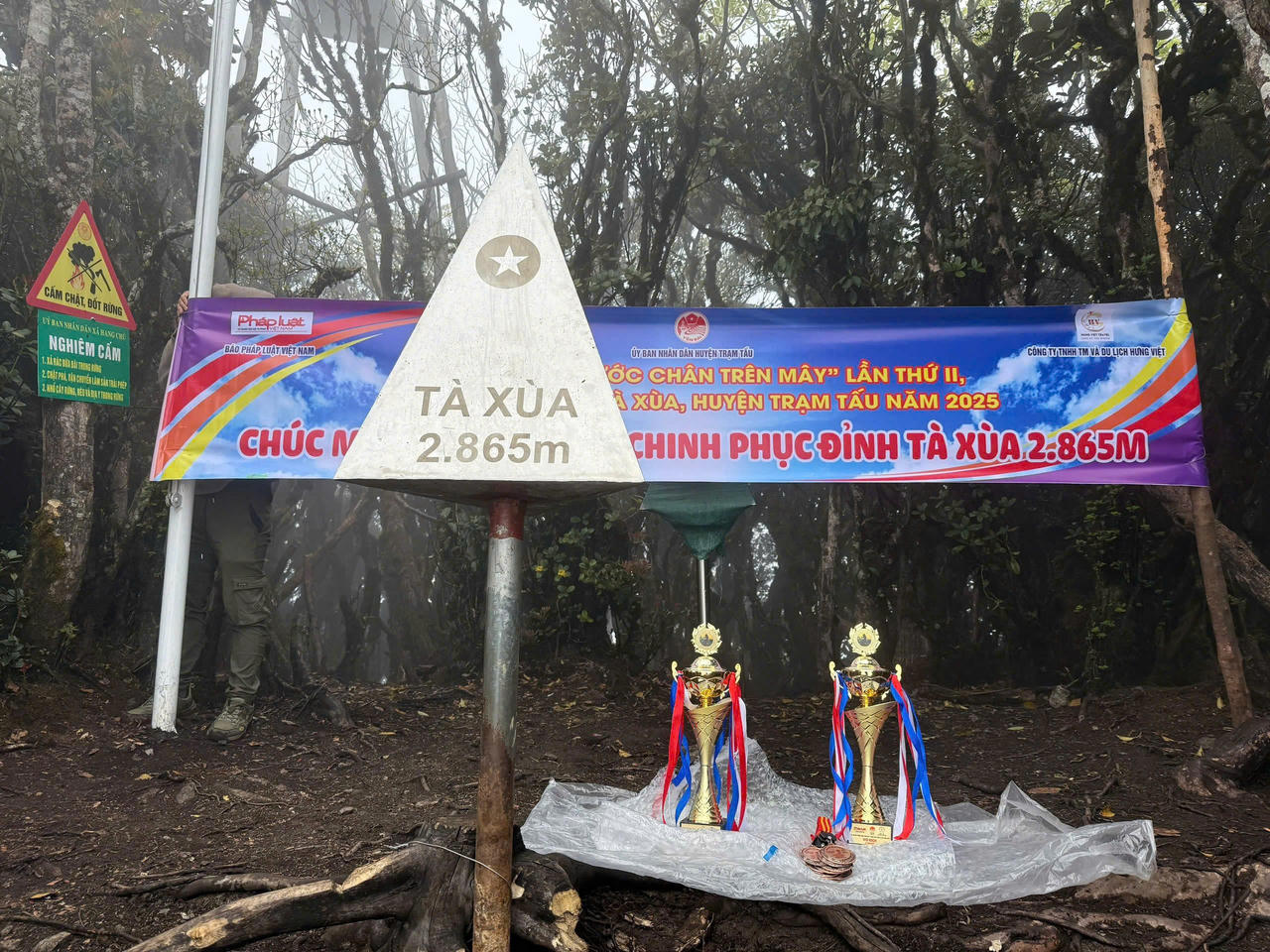 Người đầu tiên 'cán đích' 'Bước chân trên mây' lần II - chinh phục đỉnh Tà Xùa 