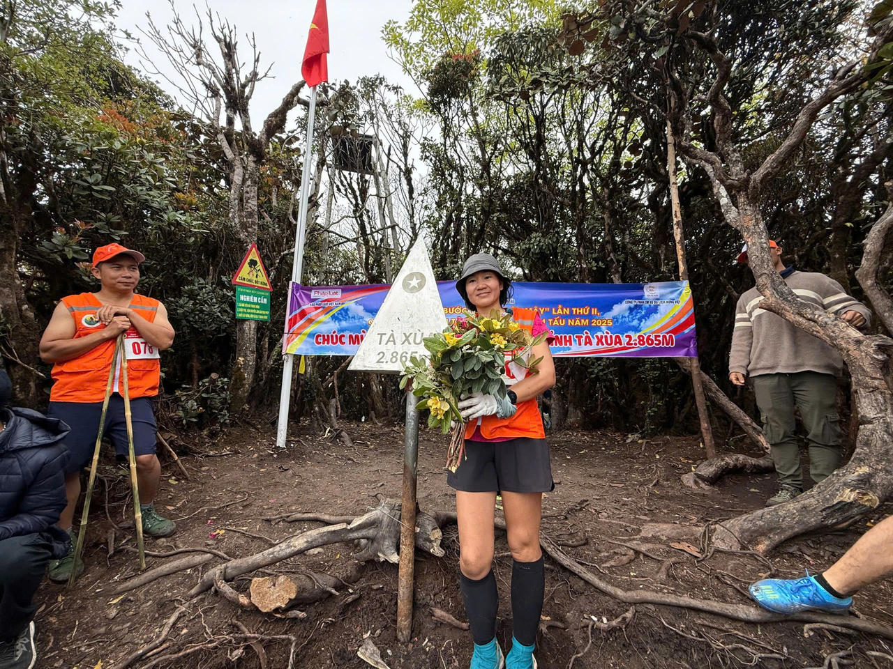 Người đầu tiên 'cán đích' 'Bước chân trên mây' lần II - chinh phục đỉnh Tà Xùa 