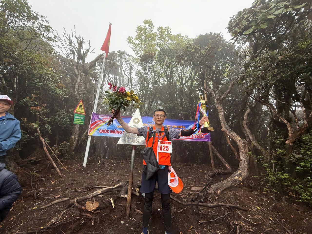 Người đầu tiên 'cán đích' 'Bước chân trên mây' lần II - chinh phục đỉnh Tà Xùa 