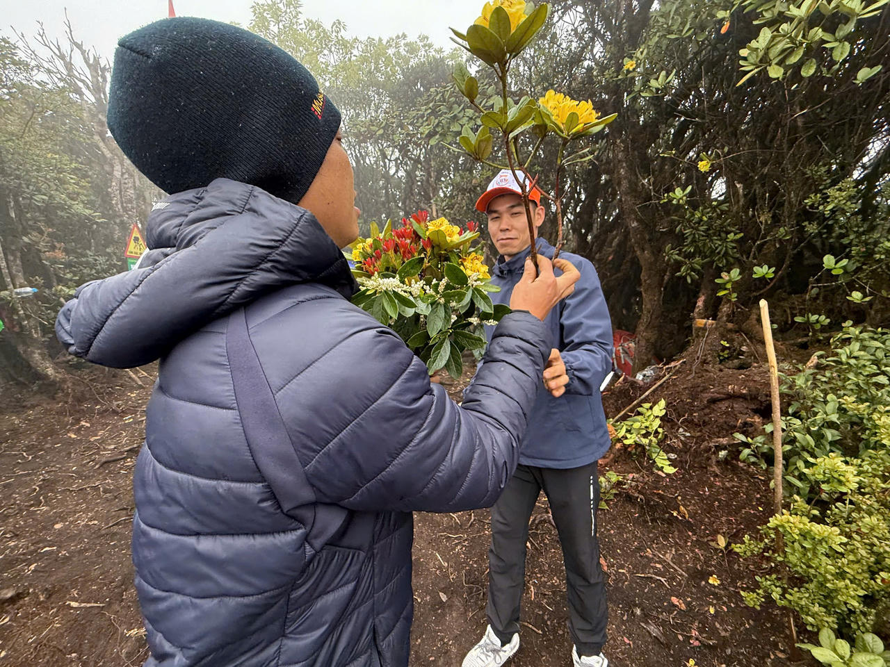 Người đầu tiên 'cán đích' 'Bước chân trên mây' lần II - chinh phục đỉnh Tà Xùa 