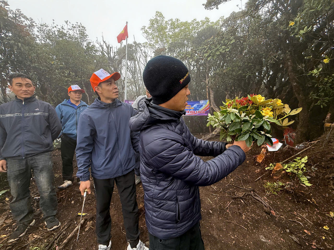 Người đầu tiên 'cán đích' 'Bước chân trên mây' lần II - chinh phục đỉnh Tà Xùa 