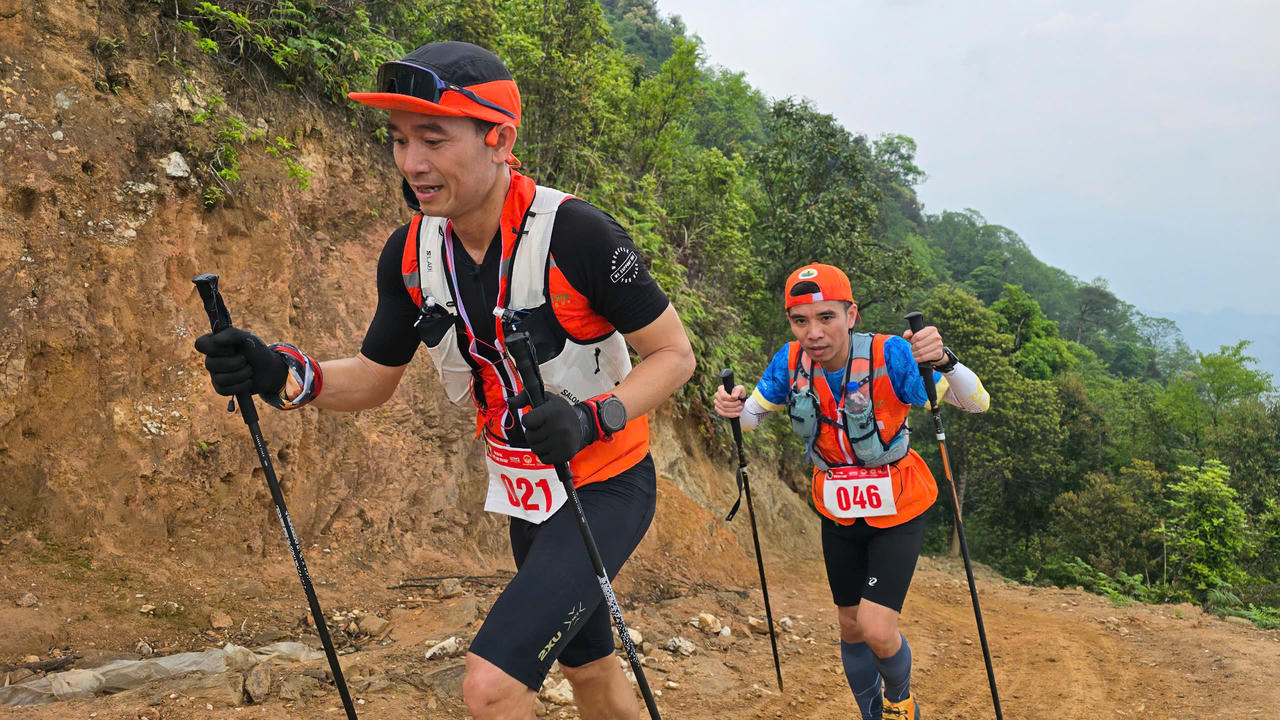 Người đầu tiên 'cán đích' 'Bước chân trên mây' lần II - chinh phục đỉnh Tà Xùa 