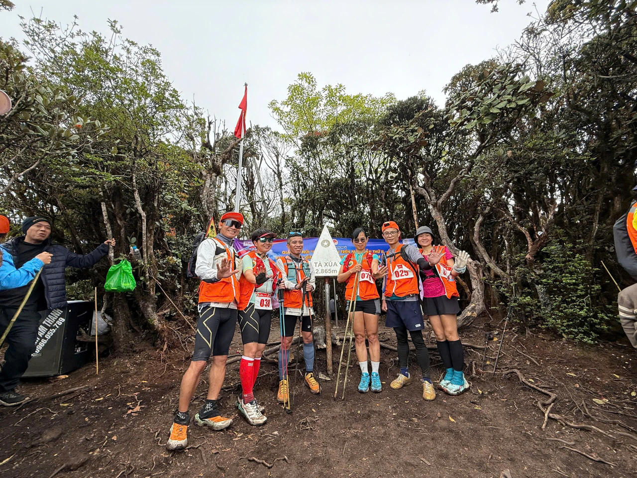 Người đầu tiên 'cán đích' 'Bước chân trên mây' lần II - chinh phục đỉnh Tà Xùa 