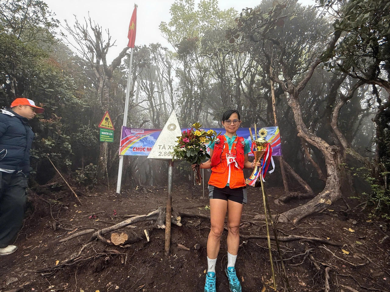 Người đầu tiên 'cán đích' 'Bước chân trên mây' lần II - chinh phục đỉnh Tà Xùa 