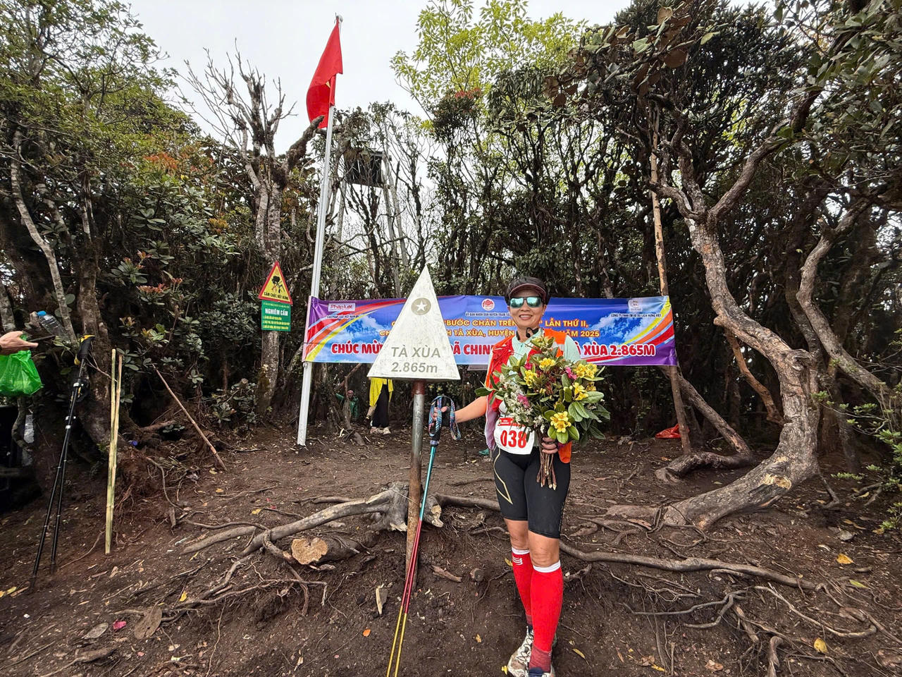 Người đầu tiên 'cán đích' 'Bước chân trên mây' lần II - chinh phục đỉnh Tà Xùa 