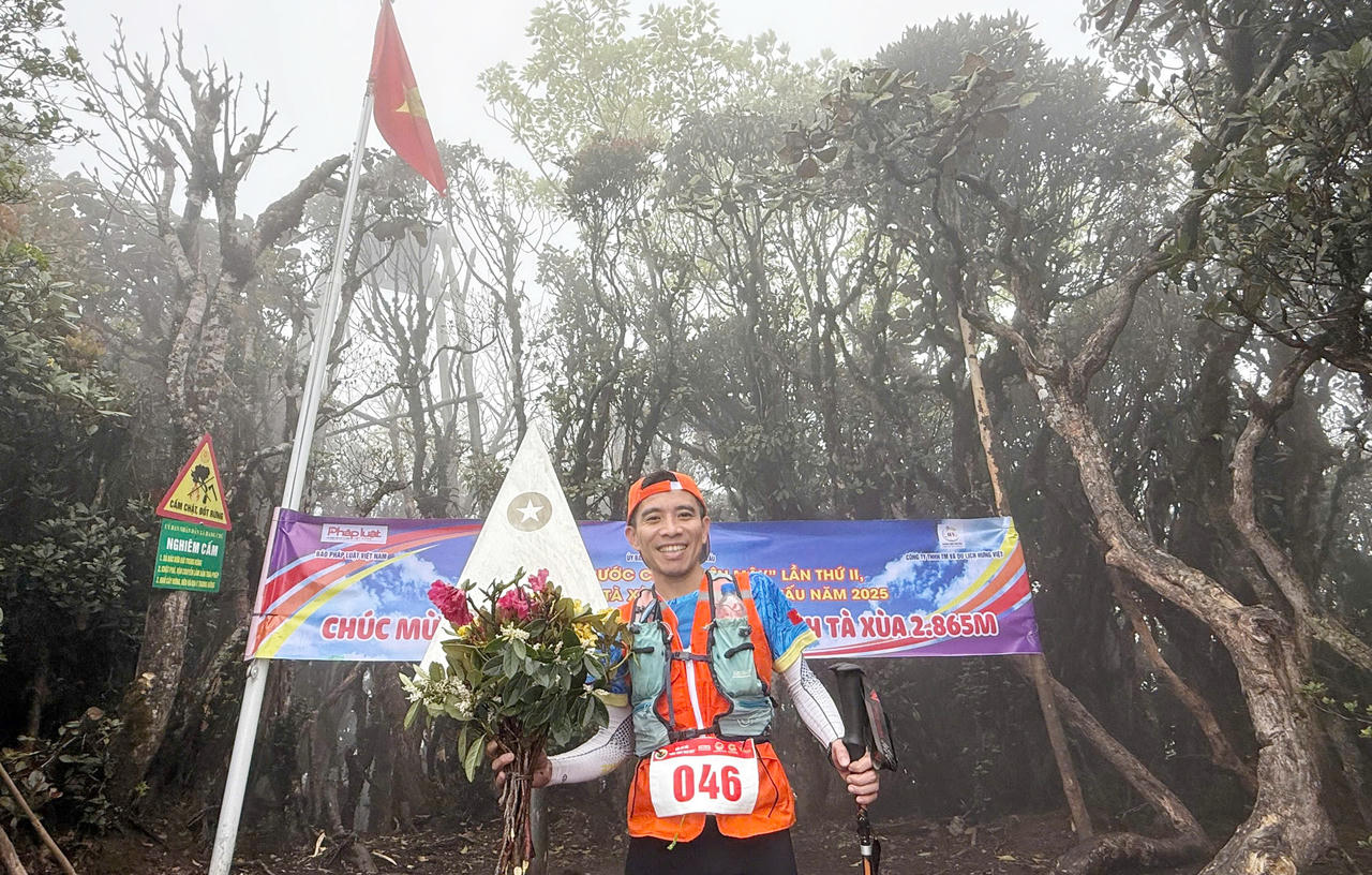 Người đầu tiên 'cán đích' 'Bước chân trên mây' lần II - chinh phục đỉnh Tà Xùa 