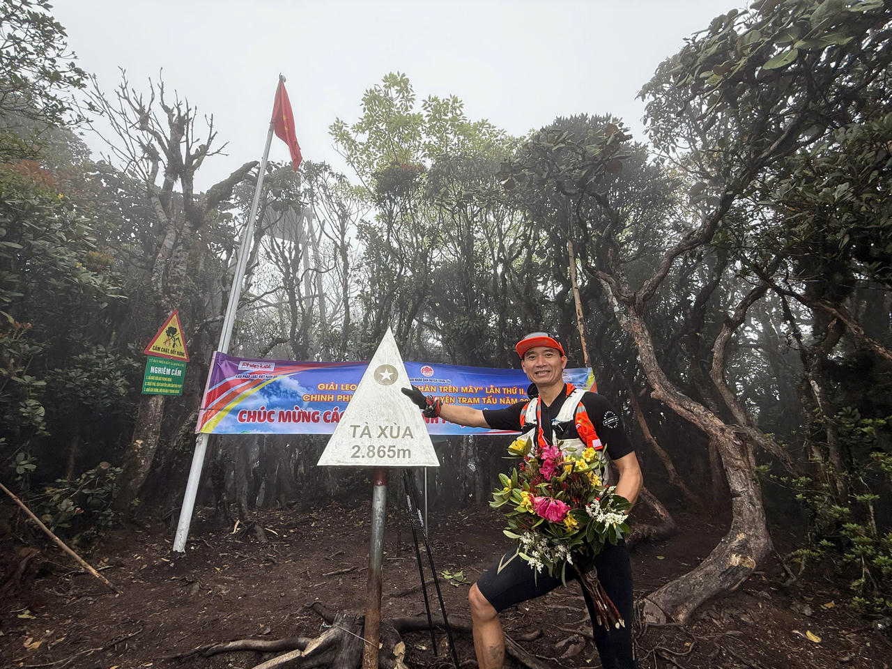 Người đầu tiên 'cán đích' 'Bước chân trên mây' lần II - chinh phục đỉnh Tà Xùa 