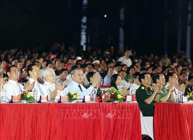 Tổng Bí thư Tô Lâm dự Chương trình nghệ thuật 'Đất nước trọn niềm vui'