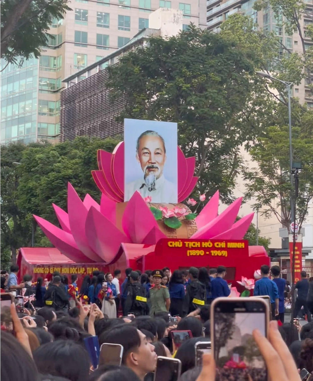 Đêm không ngủ đón mừng đại lễ 30/4 tại TP HCM 