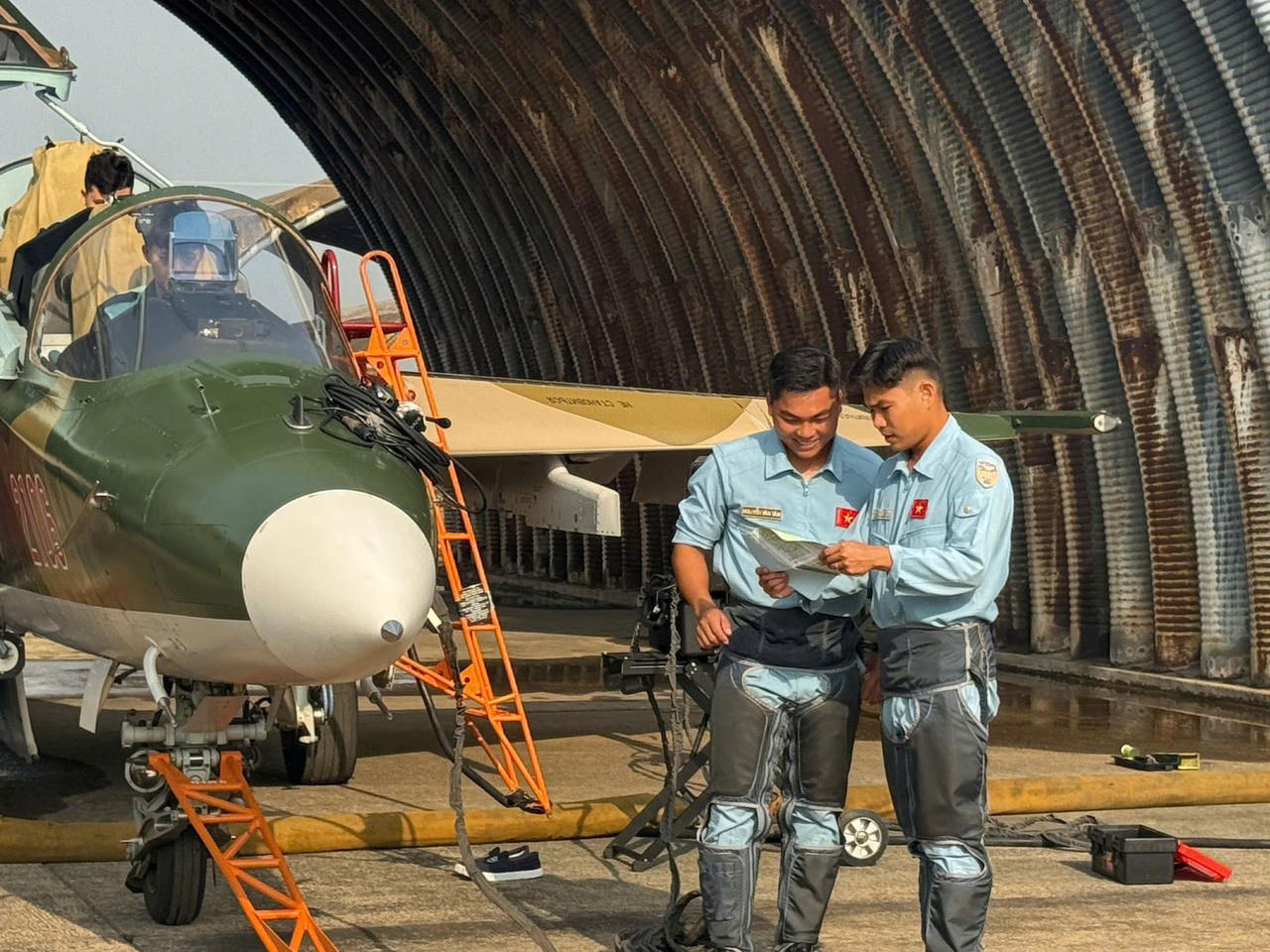 Dưới cánh bay là non sông gấm vóc