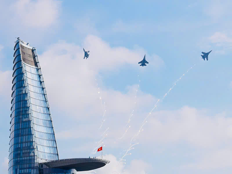 Dưới cánh bay là non sông gấm vóc