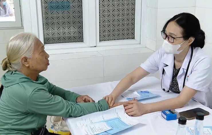 Khám bệnh miễn phí cho người có công, người đặc biệt khó khăn trên địa bàn huyện Gia Viễn