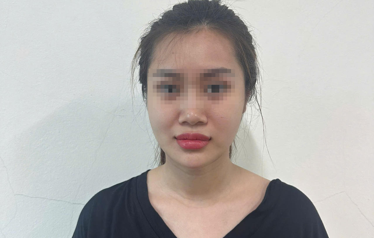 'Nữ quái' bán ma túy dùng cho thuốc lá điện tử ra đầu thú