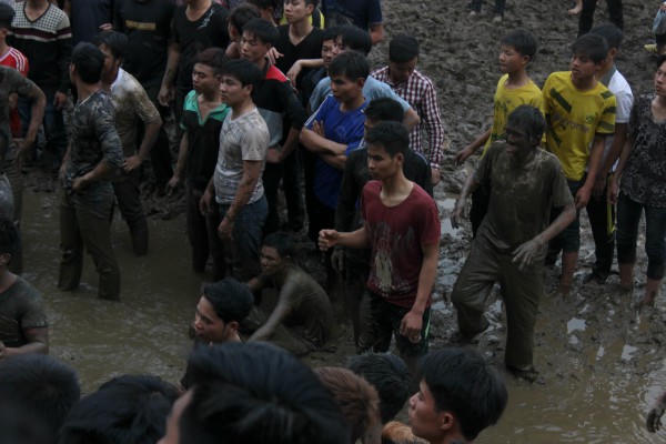 Cảnh hỗn chiến đến ngất xỉu ở hội Phết Hiền Quan