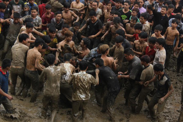 Cảnh hỗn chiến đến ngất xỉu ở hội Phết Hiền Quan