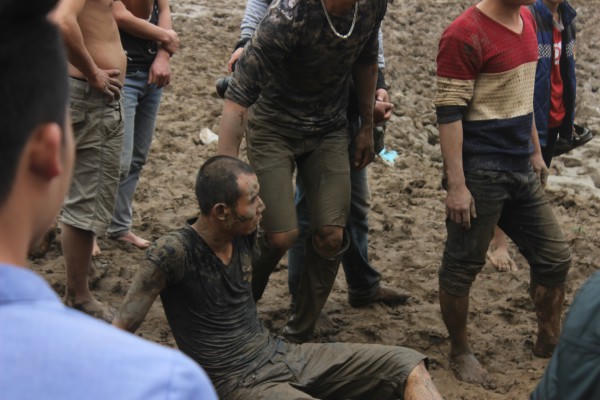 Cảnh hỗn chiến đến ngất xỉu ở hội Phết Hiền Quan