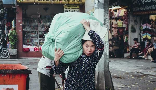 Những người phụ nữ “lầm lũi” trong ngày 08/03