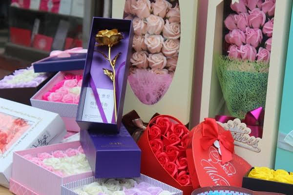 Bông hồng “vàng 24k” tràn làn vỉa hè Hà Nội gây loạn giá