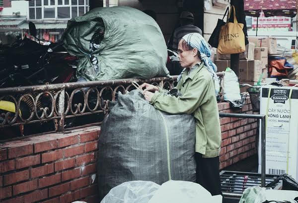 Những người phụ nữ “lầm lũi” trong ngày 08/03