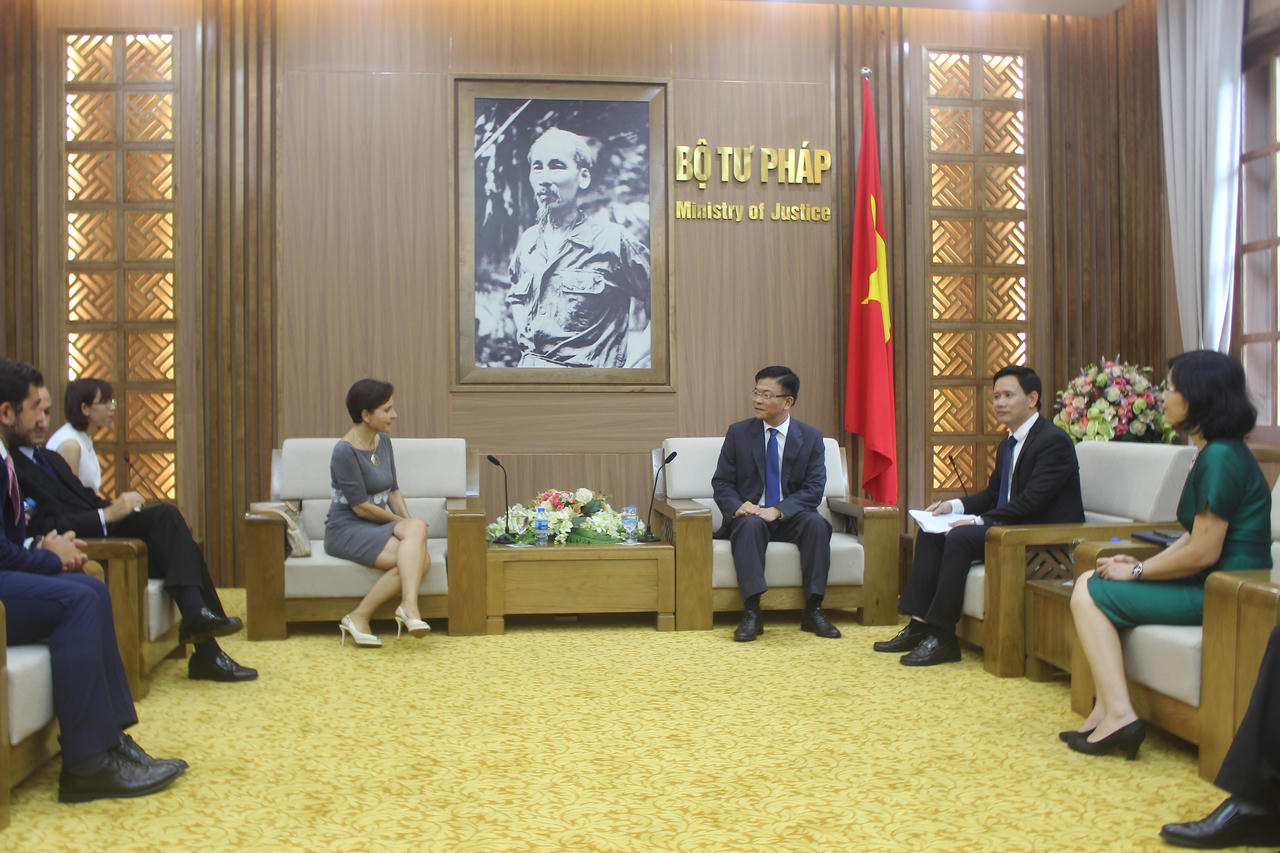 Bộ trưởng Lê Thành Long trao Kỷ niệm chương cho Đại sứ Italy