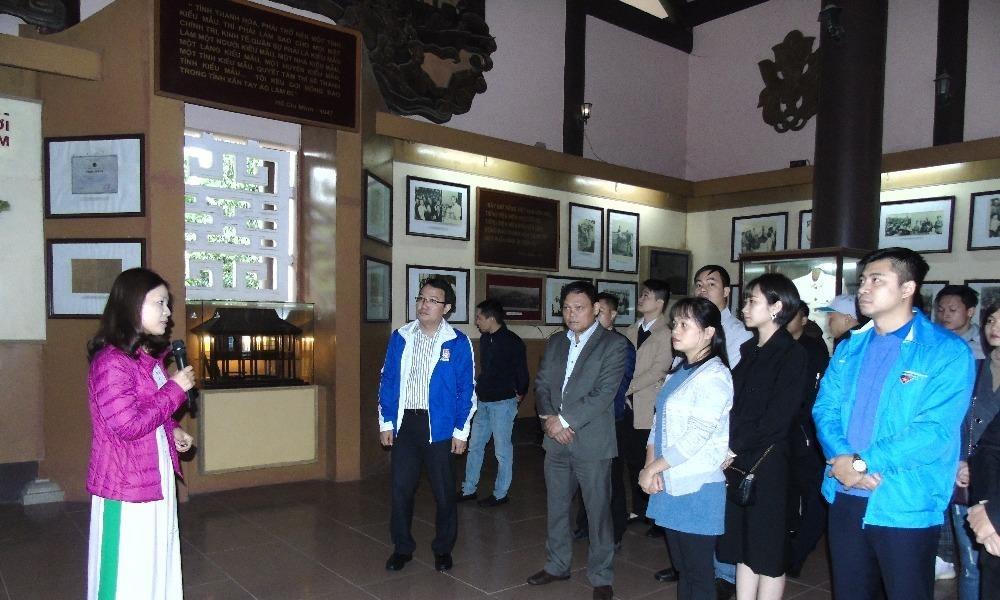 Đoàn thanh niên Bộ Tư pháp thăm và tặng quà tại trung tâm điều dưỡng người có công tỉnh Thanh Hóa