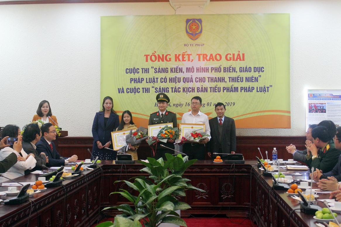 Bộ Tư pháp trao giải hai cuộc thi về phổ biến pháp luật