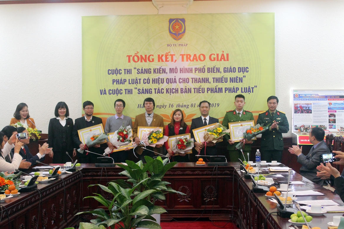 Bộ Tư pháp trao giải hai cuộc thi về phổ biến pháp luật
