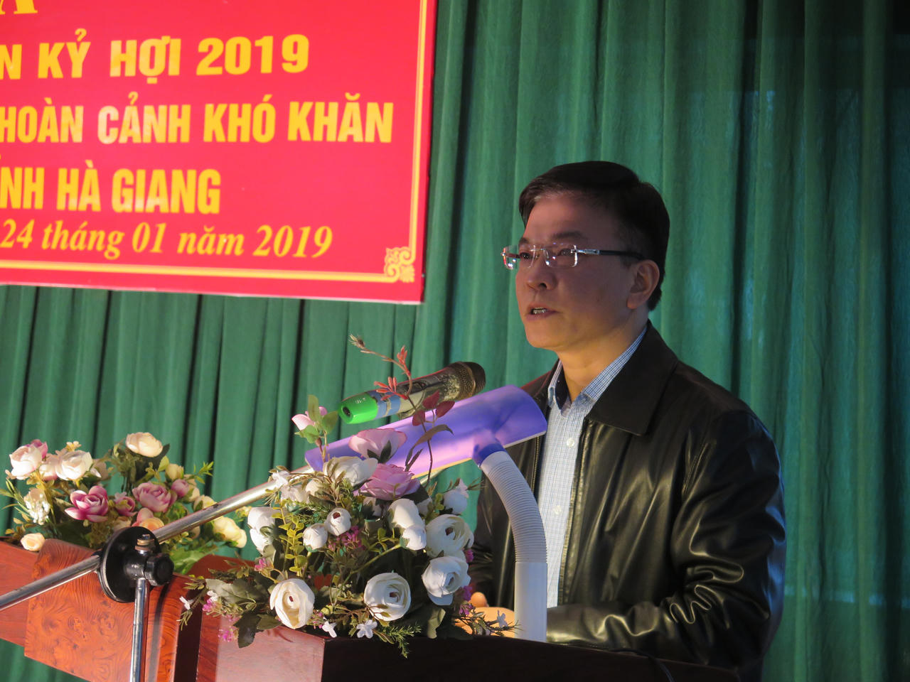 Bộ trưởng Lê Thành Long thăm, tặng quà cho công nhân lao động có hoàn cảnh khó khăn tại Hà Giang