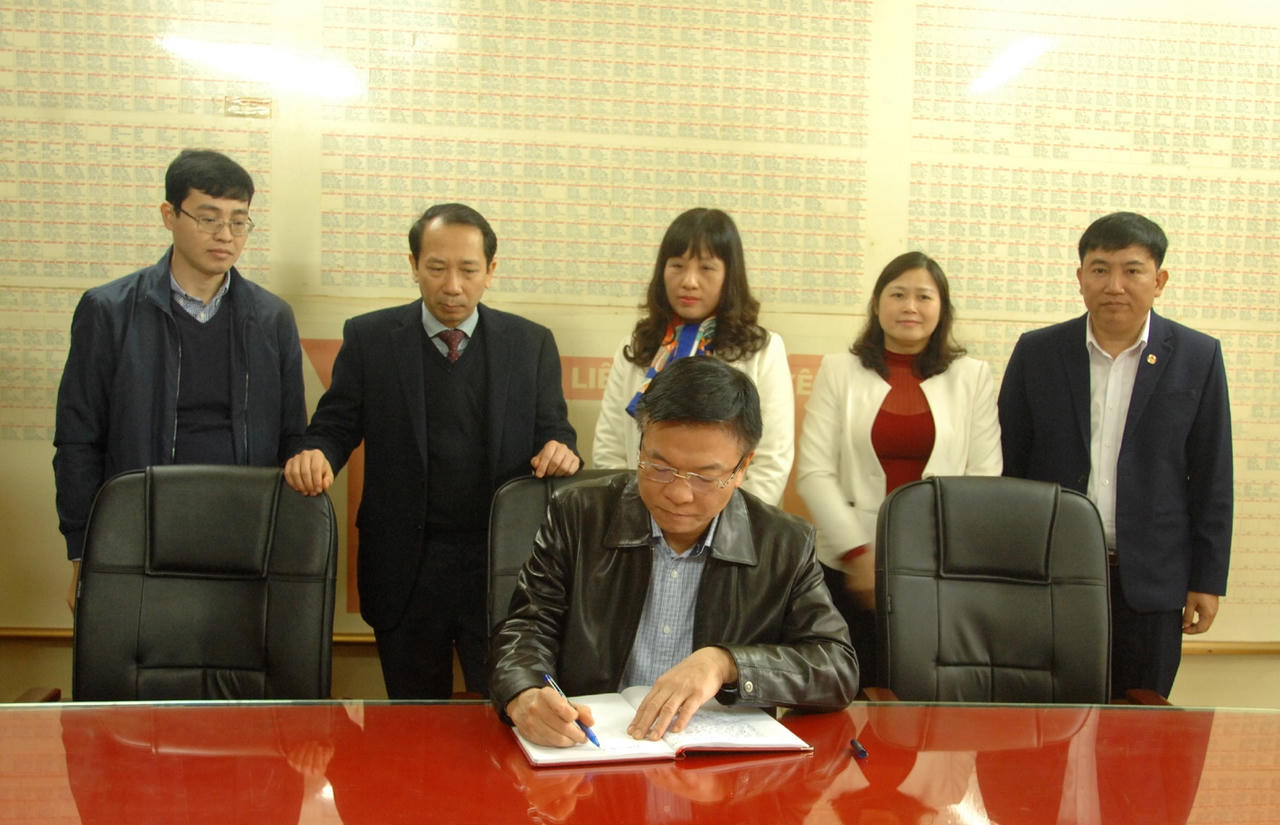 Bộ trưởng Lê Thành Long thăm, tặng quà cho công nhân lao động có hoàn cảnh khó khăn tại Hà Giang