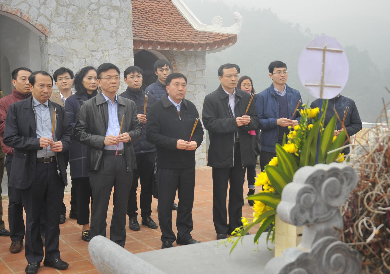 Bộ trưởng Lê Thành Long thăm, tặng quà cho công nhân lao động có hoàn cảnh khó khăn tại Hà Giang