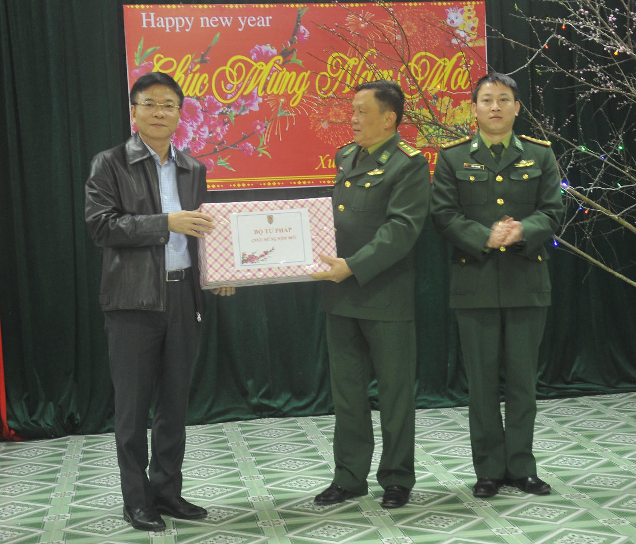 Bộ trưởng Lê Thành Long thăm, tặng quà cho công nhân lao động có hoàn cảnh khó khăn tại Hà Giang