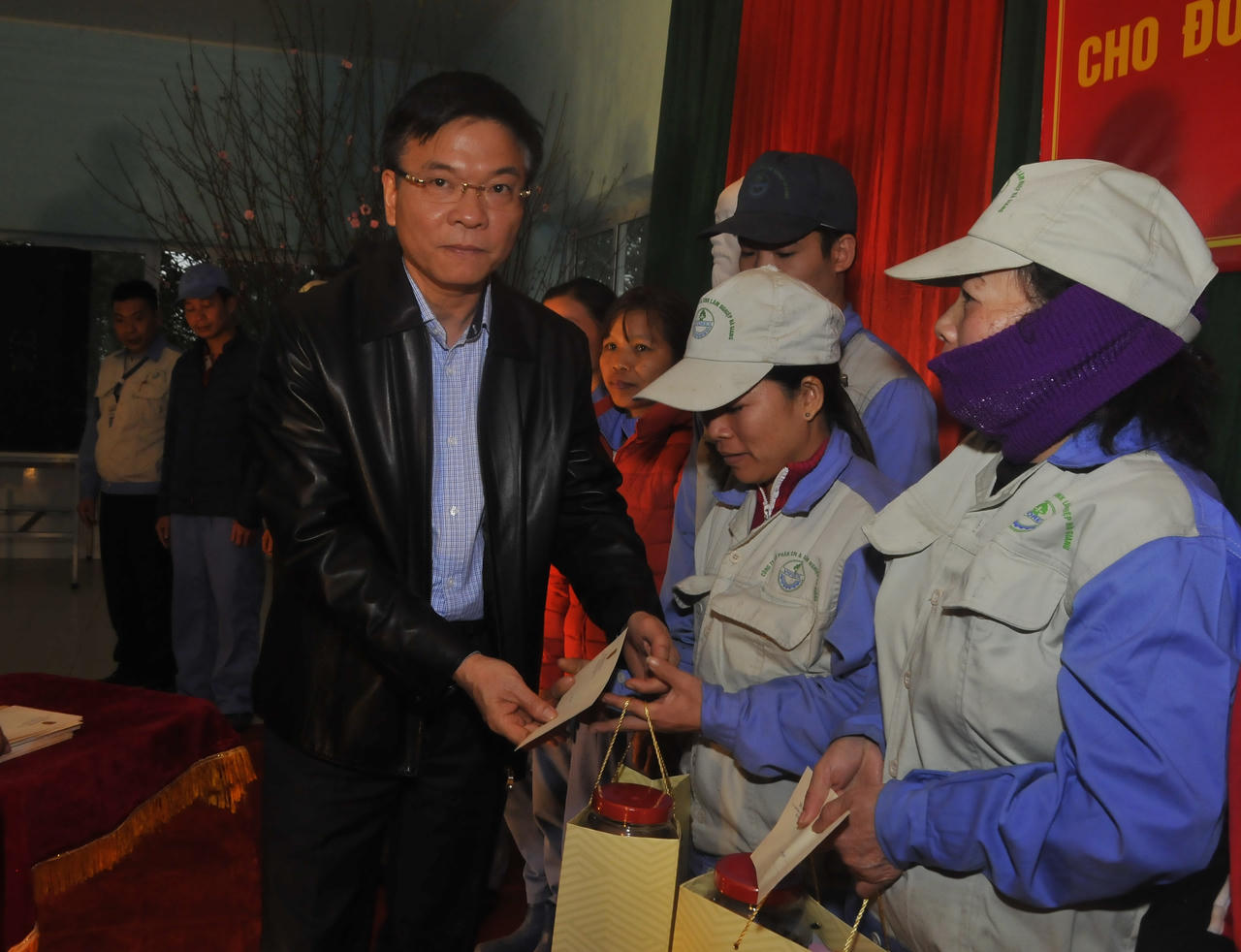 Bộ trưởng Lê Thành Long thăm, tặng quà cho công nhân lao động có hoàn cảnh khó khăn tại Hà Giang