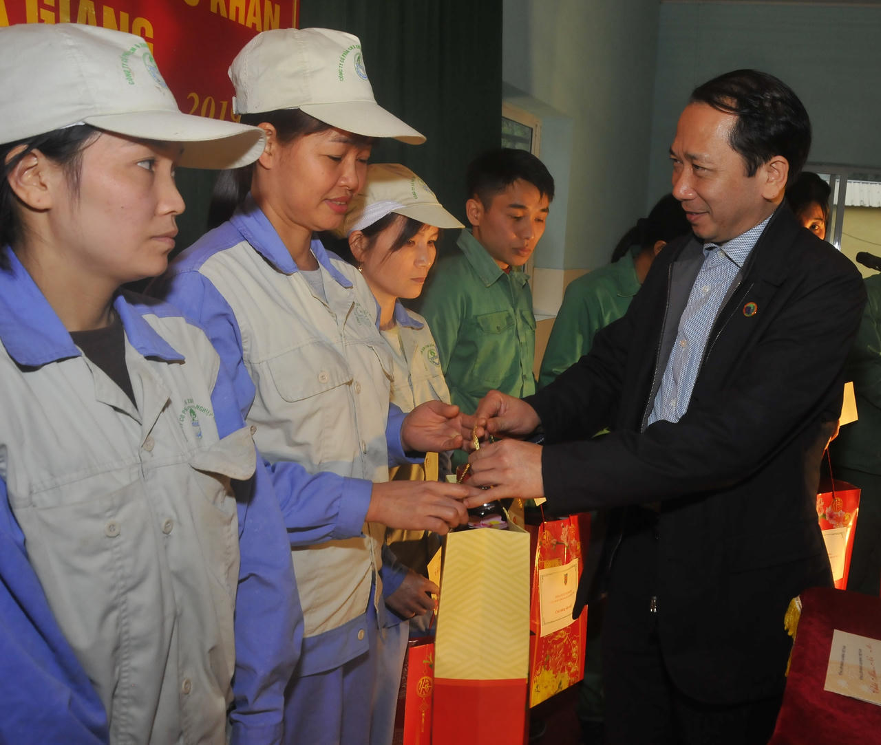 Bộ trưởng Lê Thành Long thăm, tặng quà cho công nhân lao động có hoàn cảnh khó khăn tại Hà Giang