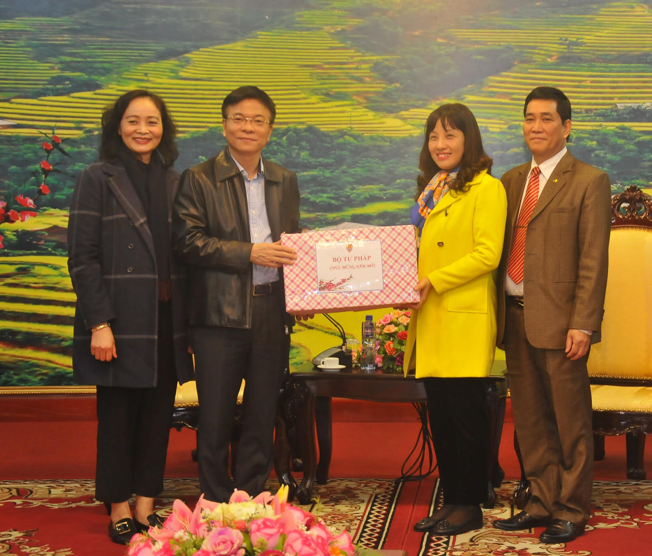 Bộ trưởng Lê Thành Long thăm, tặng quà cho công nhân lao động có hoàn cảnh khó khăn tại Hà Giang