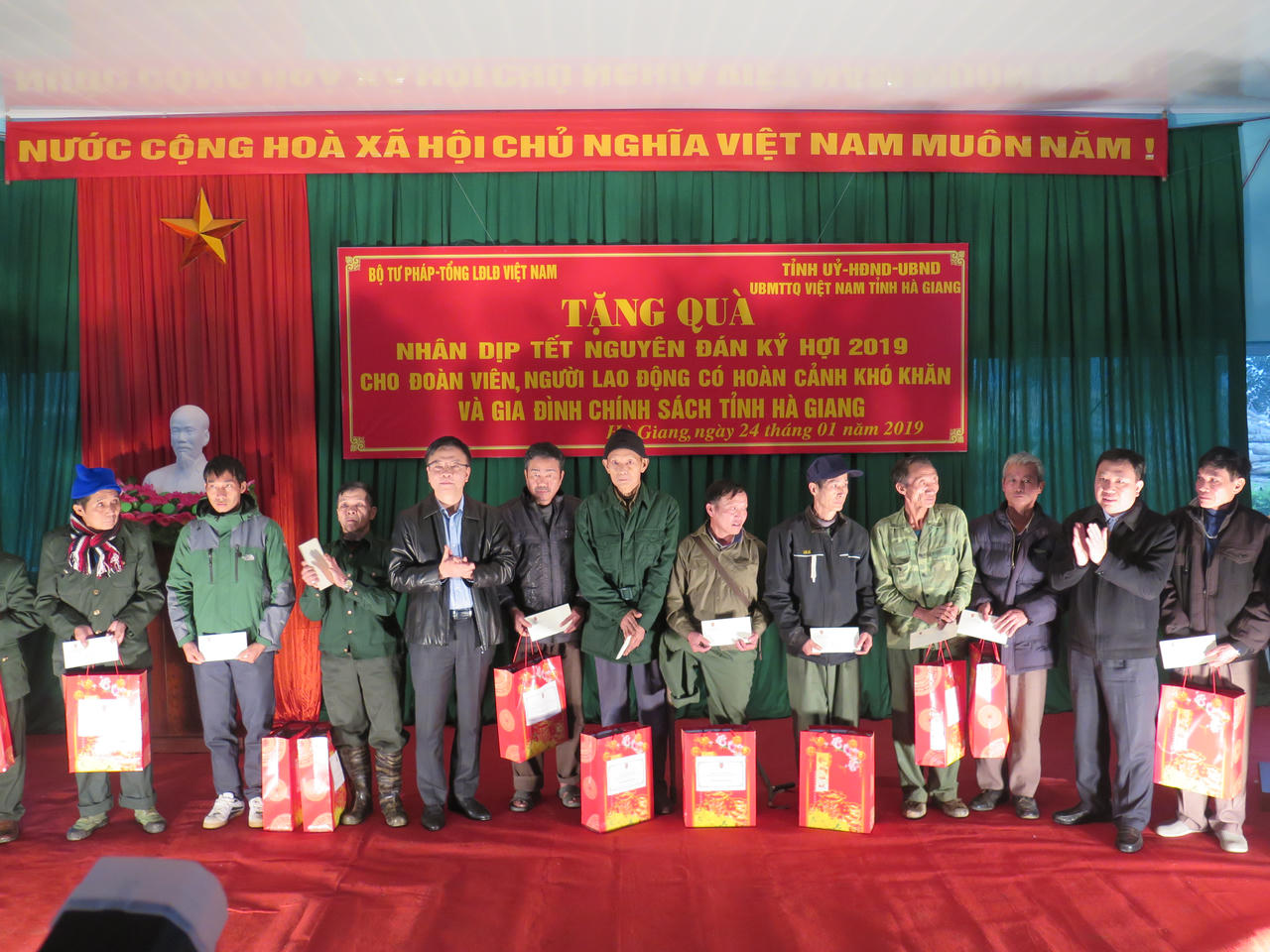 Bộ trưởng Lê Thành Long thăm, tặng quà cho công nhân lao động có hoàn cảnh khó khăn tại Hà Giang