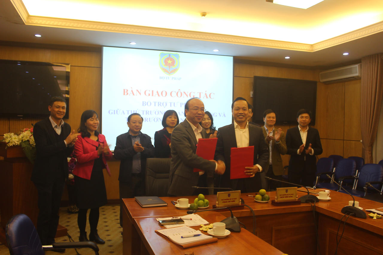 Lãnh đạo Bộ Tư pháp bàn giao một số lĩnh vực công tác